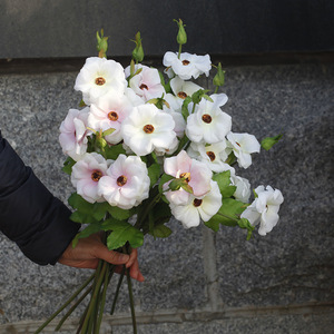 J-244 Vente en gros de fleurs artificielles en soie, anémone à 4 têtes, pour la décoration de vase à domicile - Product Image 1