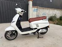 Moto électrique urbaine moderne au design épuré, vélo électrique tendance