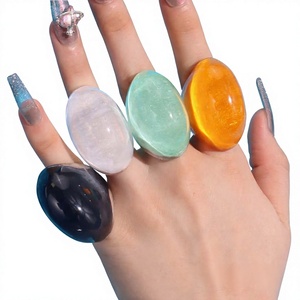 Bague en résine colorée pour femmes, bijoux faits à la main, bague artistique légère pour un style quotidien, collection boutique - Product Image 1