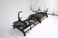 Hochwertiges Fitnessgerät für den Studioeinsatz: Schwarzer Aluminium-Pilates-Reformer M3K Megapro Former Pilates-Bett