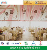 Tente de mariage romantique en aluminium |   Tissu de plafond blanc |   Décoration de lanterne rose et blanche |   Chapiteau de réception extérieur