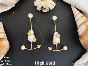 Boucles d'oreilles de fête de style fusion antique avec un design fantaisie et un polissage or de haute qualité, idéales pour les fonctions festives, les mariages et les occasions élégantes - Product Image 2