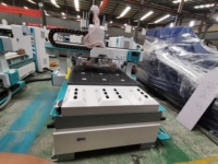 Routeur CNC ATC à changement d'outil automatique 3 axes avec table à aspiration sous vide pour le meublement