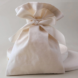 Sac à cordon en toile de coton biologique de taille personnalisable, option de logo personnalisé, design imprimé à l'écran naturel - Pochette à bijoux recyclable - Product Image 2