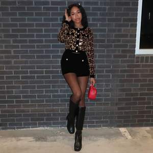 Ensemble crop top et short léopard à sequins personnalisé 2026 pour femme, tenue moulante de club avec boutons dorés et taille naturelle - Product Image 2