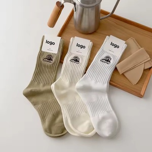 Chaussettes en coton avec logo brodé en usine, chaussettes brodées personnalisables, haute qualité, vente en gros - Product Image 1