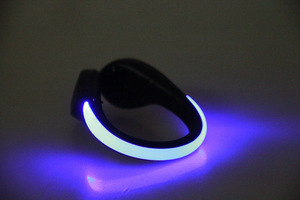 Clips de sécurité lumineux pour chaussures de course nocturne Helius Outdoor Safety, éclairage de sécurité pour le cyclisme, lumière LED de sport pour la course à pied - Product Image 4