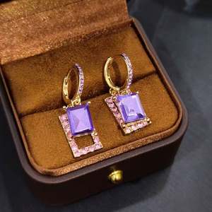 ต่างหูทรงหยดน้ำประดับเพชรคลาสสิกชุบทองบนโลหะผสมสังกะสีแบบกลวง คอลเลคชั่นแฟชั่นย้อนยุค ประกายระยิบระยับสวยงามสำหรับผู้หญิง - Product Image 5