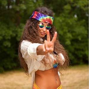 3 Pcs Accessoires <span class=keywords><strong>Hippie</strong></span> Costume 70s Tie Dye Rainbow Leopard Outfits <span class=keywords><strong>Hippie</strong></span> Headbands for Men Peace Sign Necklace Sunglasses - Product Image 5
