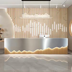 Comptoir de réception en bois avec accent en grille métallique et barre lumineuse LED pour café, hôtel, salon de beauté, clinique - Product Image 2