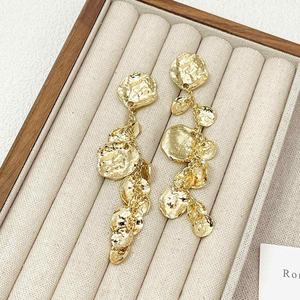 Pendientes Huggie de Alta Gama Estilo Europeo Americano para Mujer, Aguja de Plata, Borla Plisada, Circonita, Aleación Chapada en Oro de Moda - Product Image 5