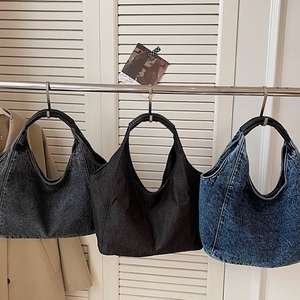 Sac à bandoulière carré professionnel en tissu jean avec motif de dessin animé - polyvalent pour les trajets quotidiens et les cours des étudiants - Product Image 1