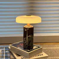 Lampe de table en marbre de luxe avec abat-jour en verre blanc |   Lampe de chevet décorative postmoderne à piles pour salon et chambre à coucher