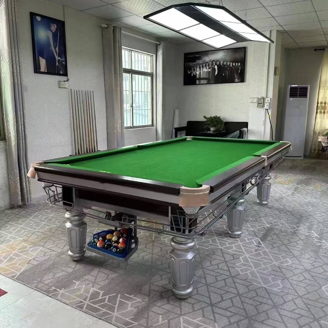 Table de billard ordinaire en bois avec pieds argentés.