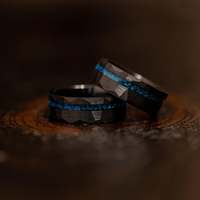 Vente en gros d'alliances de fiançailles plaqué noir IP pour hommes et femmes Bague en carbure de tungstène martelé avec incrustation d'opale bleue