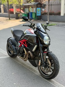 Oferta Especial: Motocicleta Ducati 1 Monster 1200CC, Refrigerada por Agua, Bicilíndrica, Premium, Potente, Estilo Cruiser - Product Image 5