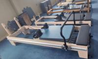 Peralatan Gym Rumah Reformer Pilates Kayu Maple Putih Full Rail, Tahanan Dapat Disesuaikan, Latihan Kekuatan Inti, Pilates Profesional