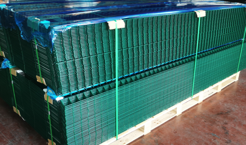 Decorative Wrought Iron 3D Wire Mesh Fence Green Vinyl Coated 1030mm height