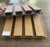Panneaux muraux acoustiques WPC haute densité 219*26mm en PE avec protection UV pour la décoration moderne intérieure et extérieure