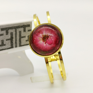 <span class=keywords><strong>Bracciale</strong></span> <span class=keywords><strong>con</strong></span> <span class=keywords><strong>fiore</strong></span> di <span class=keywords><strong>rosa</strong></span> rossa <span class=keywords><strong>bracciale</strong></span> a molla aperta placcato oro 18 carati <span class=keywords><strong>con</strong></span> ciondoli a <span class=keywords><strong>fiore</strong></span> pressato per <span class=keywords><strong>bracciale</strong></span> - Product Image 3