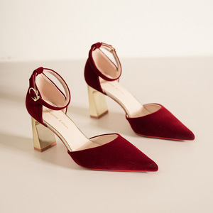 Sandalias de tacón medio grueso con punta en punta y correa en el tobillo, de terciopelo rojo, para un look elegante en bodas. - Product Image 1