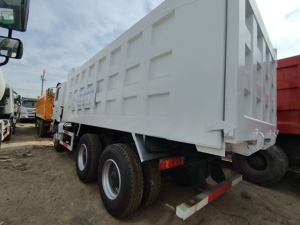 El camión volquete shakman Delong White 2x8 es altamente confiable para operaciones de ingeniería y adecuado para entornos hostiles - Product Image 5