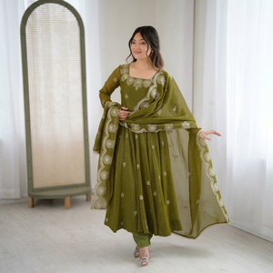 Costume Anarkali traditionnel vert olive pour femmes avec dupatta brodé, coupe ample, longueur cheville, en rayonne, style Inde Pakistan - Product Image 1