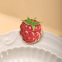 Épinglette en émail souple personnalisée Fraise Juteuse - Épinglette de revers en métal plaqué or avec contour et détails réalistes de haute qualité