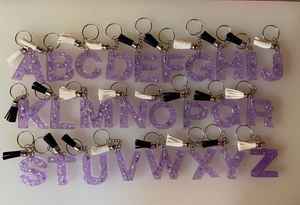 Porte-clés en résine artistique avec des couches de couleurs vibrantes, finition lisse et brillante, accessoire durable pour un usage quotidien et créatif - Product Image 4