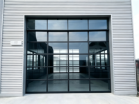 Porte de garage moderne en alliage d'aluminium avec panneau en verre trempé, vue complète, porte de garage en verre givré