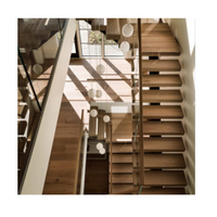 Escalier droit sur mesure pour intérieur, marches en bois, garde-corps en verre