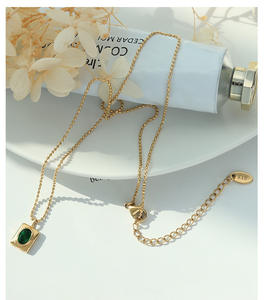 Collar con colgante de circonia cúbica verde con placa rectangular de estilo Vintage chapado en oro de 18 quilates de acero inoxidable para regalo de mujer - Product Image 5