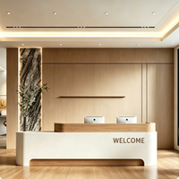 Comptoir de réception droit moderne et minimaliste de luxe léger avec finition en placage de bois, logo personnalisé pour entreprise, bureau, salon