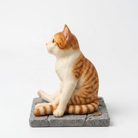 Figurine en résine de chat tigré orange réaliste personnalisée en gros, chaton amusant assis, statue animale pour la décoration de la maison, du jardin et du bureau