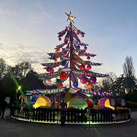 Attraction de fête foraine sur le thème de Noël : Arbre de Noël rotatif et manège en forme d'avion à commande autonome