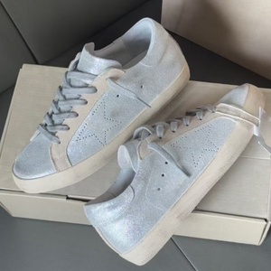 รองเท้าผ้าใบดีไซน์หรูคุณภาพสูง สีเงิน รุ่น Goose ระบายอากาศได้ดี แบบผูกเชือก กันลื่น สวมใส่สบาย สไตล์วินเทจสีทอง - Product Image 4