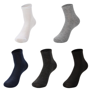 Ensemble cadeau de 5 paires de chaussettes de bureau unies personnalisables, longueur cheville, chaussettes habillées formelles pour hommes avec boîte - Product Image 4