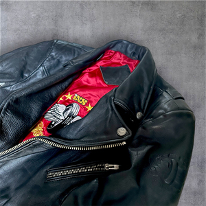 جاكيت دراجات نارية رجالي مخصص من الجلد الطبيعي، بتصميم عتيق مغسول ومُعتّق مع بطانة حمراء وتطريز، جاكيت راكب الدراجات مع حزام - Product Image 4