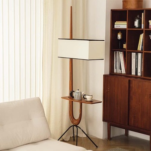 Lampadaire moderne en <span class=keywords><strong>bois</strong></span> avec étagère intégrée et abat-jour en tissu | Lampadaire fonctionnel sur <span class=keywords><strong>trépied</strong></span> pour le salon et le salon d'hôtel - Product Image 5