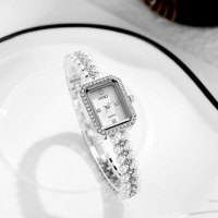 Montre OUKI vintage à maillons de perles pour femme avec petit cadran en nacre – Design inspiré, quartz diamanté