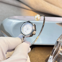 Montre élégante en nacre pour femme avec bracelet ouvert à petit cadran octogonal et bracelet en acier inoxydable à mouvement à quartz de 9mm