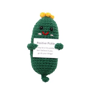 Pendentif mignon en laine tissée à la main, motif concombre, énergie positive, ornements au crochet, poupée à expression amusante, pour le commerce transfrontalier - Product Image 4