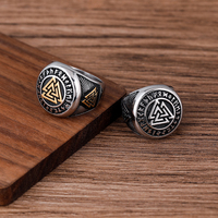 Bague personnalisée pour homme en acier inoxydable, bague de doigt viking, bague en argent avec triangle d'Odin sur mesure pour homme