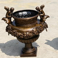 Macetero Urna de Bronce Fundido Grande Personalizado con Ángel Querubín para Jardín y Proyectos Hoteleros, Estatua Clásica Ornamentada para Macetas, Fabricante