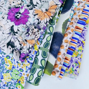 Tissus en coton imprimés numériques légers et bon marché pour vêtements - Product Image 1