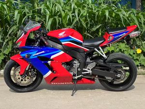 Motocyclettes haute performance alimentées par un moteur 4 cylindres en ligne de 1000 cm³ pour la conduite en ville et sur autoroute Honda1 CBR1000rr - Product Image 6