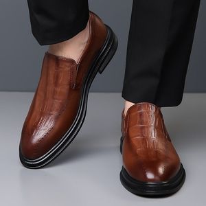 Mocassins en cuir pour hommes à bout rond, à enfiler, chaussures d'été pour mariage, semelle souple en caoutchouc, motif animalier, chaussures habillées - Product Image 2