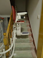Monte-escalier à charge stable pour immeuble résidentiel Mobilité quotidienne des personnes âgées vers le haut et vers le bas Travail