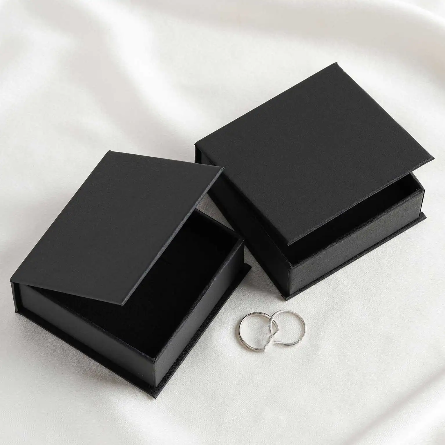 Özel Logo hediye takı ambalaj kitap şekli Flip Top manyetik mücevher kutusu beyaz kağıt