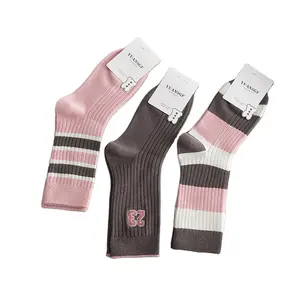 Sifot 도매 사용자 정의 면 발목 바느질 색상 참신 캐주얼 스포츠 핑크 다크 브라운 세로 줄무늬 양말